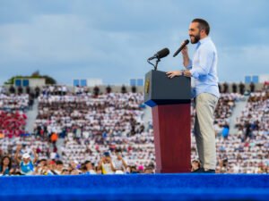 Presidente Nayib Bukele anuncia 50 mil becas para jóvenes: estudios universitarios, técnicos y vocacionales