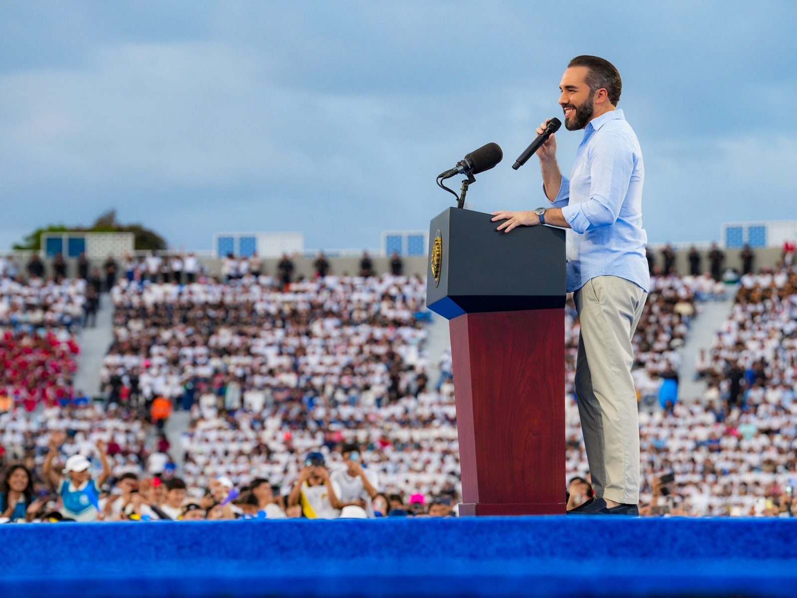 Presidente Nayib Bukele anuncia 50 mil becas para jóvenes: estudios universitarios, técnicos y vocacionales